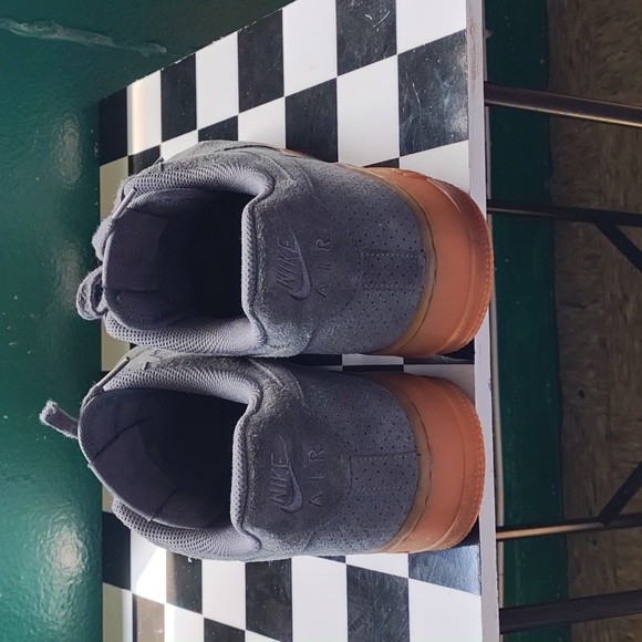Air Force One low grey suede, gum sole, 9.5 of 10 - Picture 3 of 5